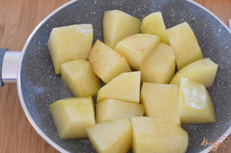 Фото приготовление рецепта: Ароматный картофель с ребрышками шаг №4