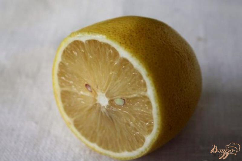 Фото приготовление рецепта: Мягкий грильяж с лимоном и ароматом виски, покрытый шоколадной глазурью шаг №6