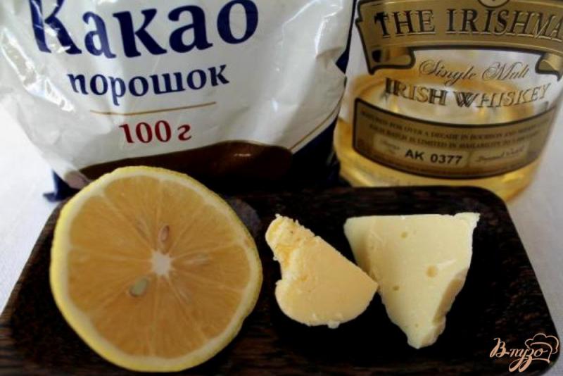 Фото приготовление рецепта: Мягкий грильяж с лимоном и ароматом виски, покрытый шоколадной глазурью шаг №9