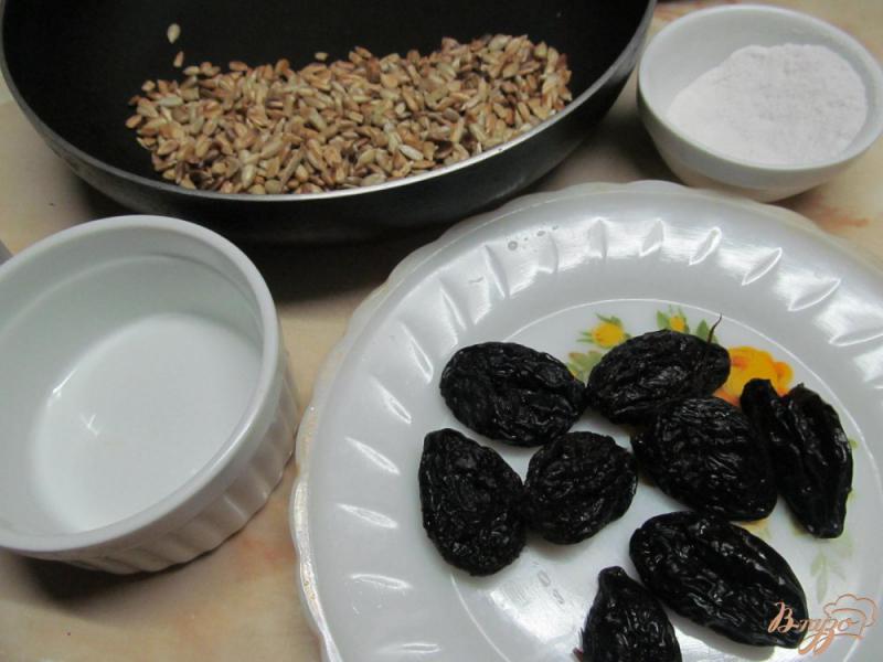 Фото приготовление рецепта: Десерт из чернослива со сметаной шаг №1