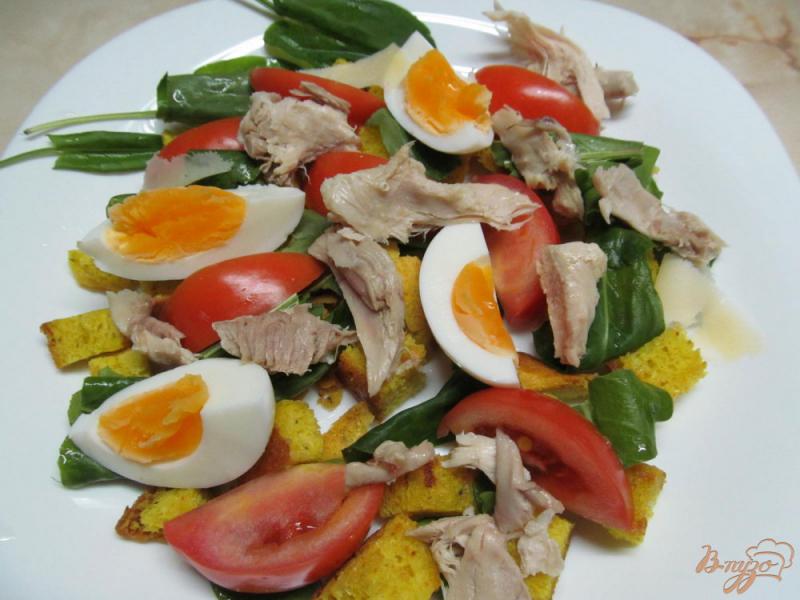 Фото приготовление рецепта: Салат с сухариками курицей и помидором шаг №5