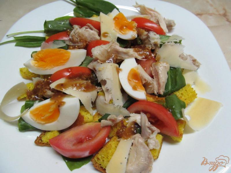 Фото приготовление рецепта: Салат с сухариками курицей и помидором шаг №7