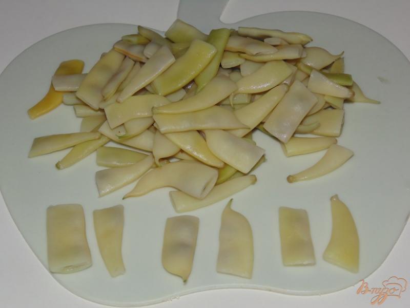 Фото приготовление рецепта: Салат из стручковой фасоли с помидором и кунжутом шаг №2