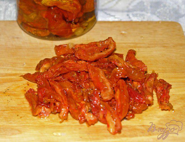 Фото приготовление рецепта: Салат с курицей и вялеными помидорами шаг №4