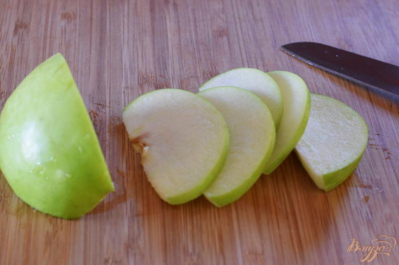Фото приготовление рецепта: Кростини с карамелизованным яблоком и пикантным спредом шаг №4
