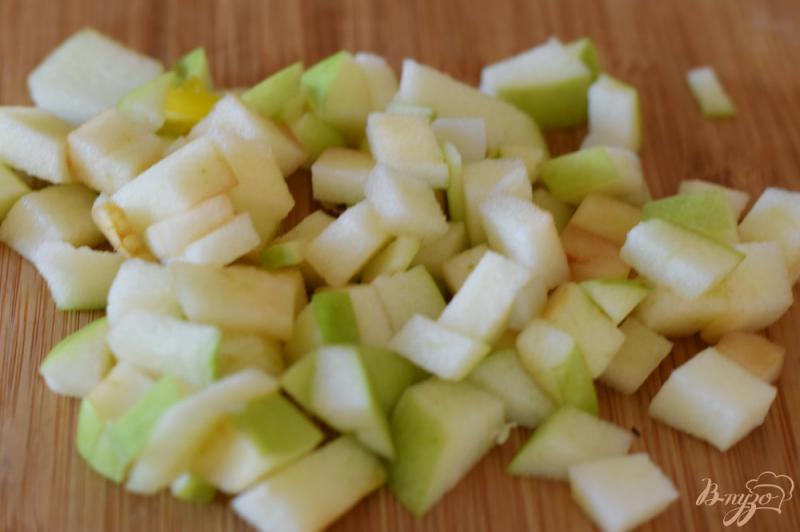 Фото приготовление рецепта: Салат с квашеной капустой, яблоком и болгарским перцем шаг №5