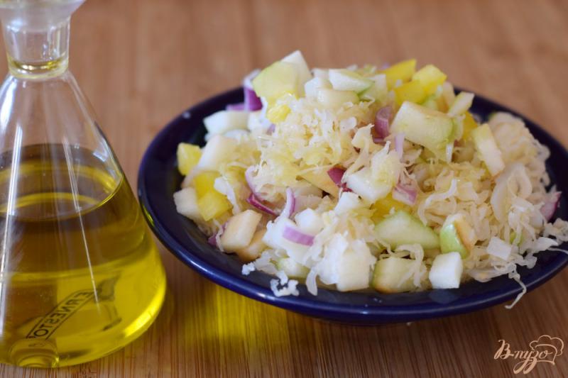 Фото приготовление рецепта: Салат с квашеной капустой, яблоком и болгарским перцем шаг №6