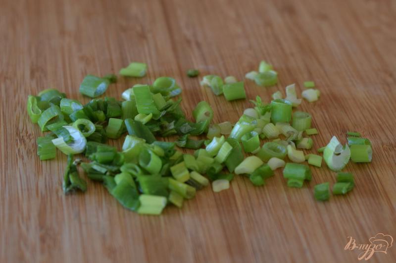 Фото приготовление рецепта: Салат с кальмаром, яйцом и зеленым луком шаг №3