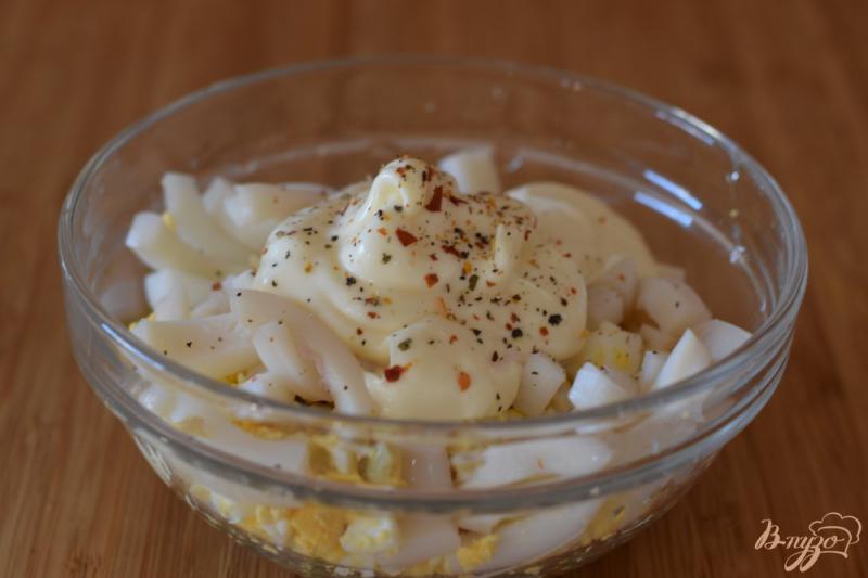 Фото приготовление рецепта: Салат с кальмаром, яйцом и зеленым луком шаг №7