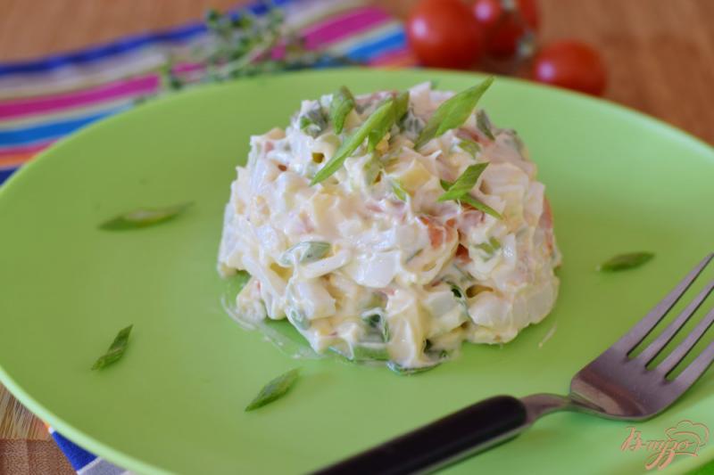 Фото приготовление рецепта: Салат с кальмаром, яйцом и зеленым луком шаг №8