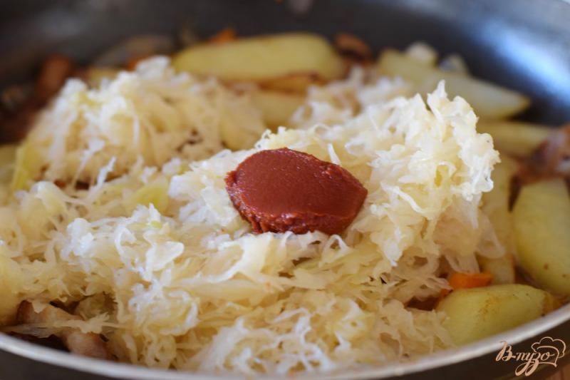 Фото приготовление рецепта: Свинина тушеная с кислой капустой и картофелем шаг №11