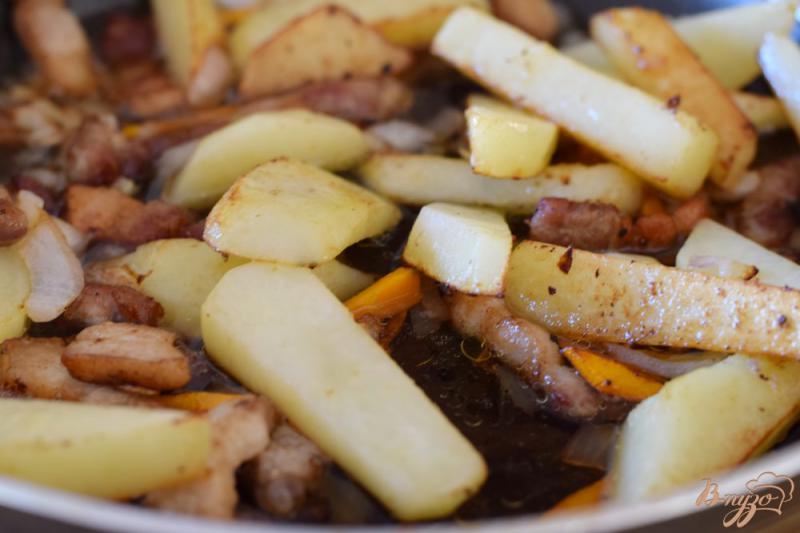 Фото приготовление рецепта: Свинина тушеная с кислой капустой и картофелем шаг №10