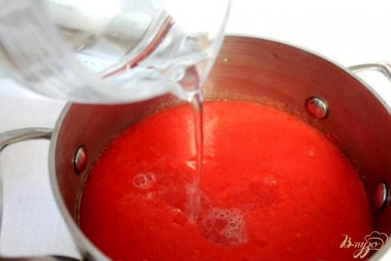 Фото приготовление рецепта: Острый томатный суп с  креветками и авокадо шаг №2