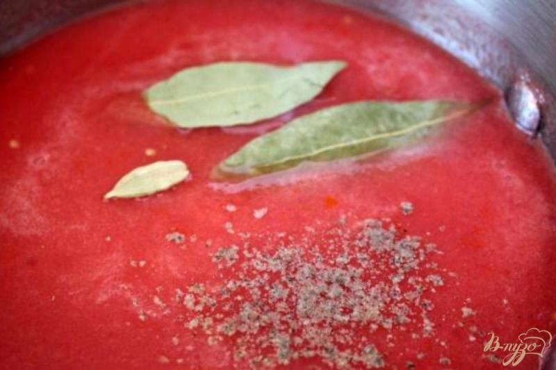 Фото приготовление рецепта: Острый томатный суп с  креветками и авокадо шаг №4