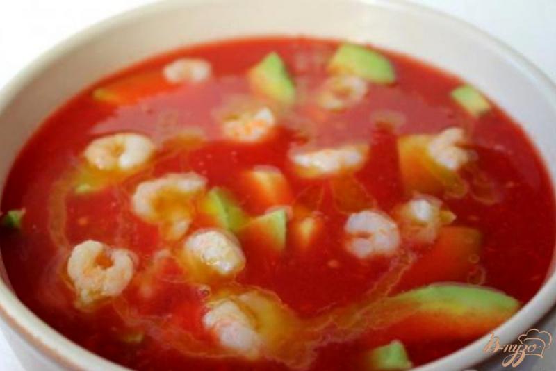 Фото приготовление рецепта: Острый томатный суп с  креветками и авокадо шаг №9