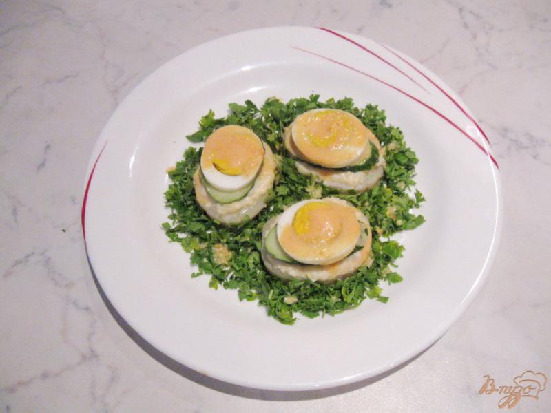 Фото приготовление рецепта: Лёгкая закуска из огурцов, яиц и картофеля шаг №9
