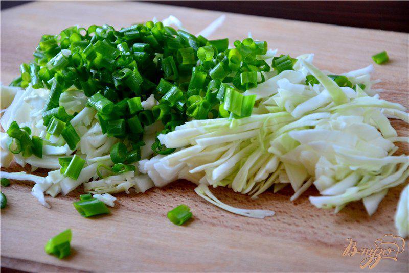 Фото приготовление рецепта: Салат с капустой, огурцом и кукурузой шаг №2