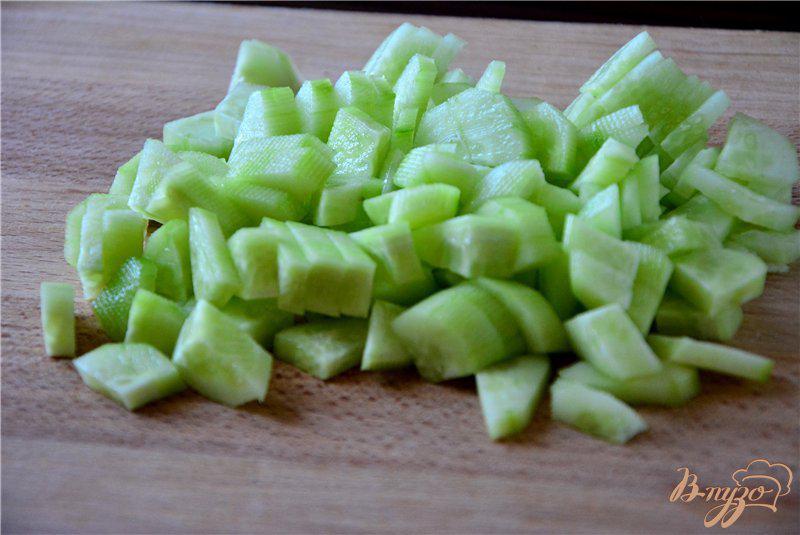 Фото приготовление рецепта: Салат с капустой, огурцом и кукурузой шаг №1