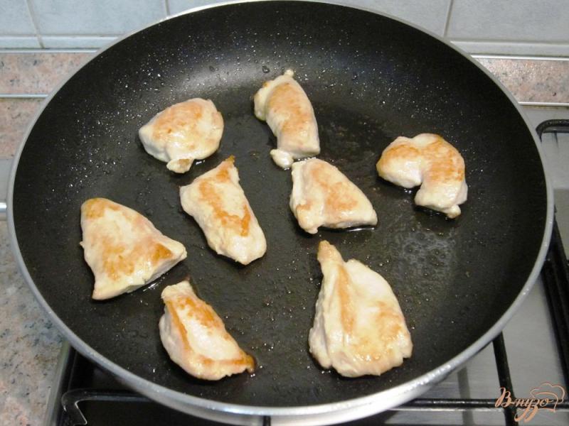 Фото приготовление рецепта: Сэндвичи с курицей и перцем шаг №2