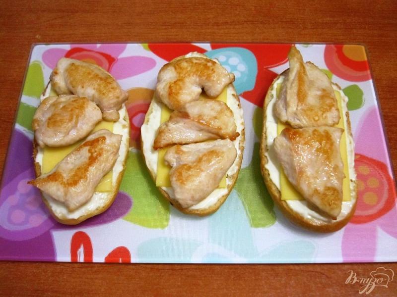 Фото приготовление рецепта: Сэндвичи с курицей и перцем шаг №5