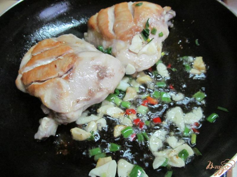 Фото приготовление рецепта: Курица в соевой глазури шаг №4