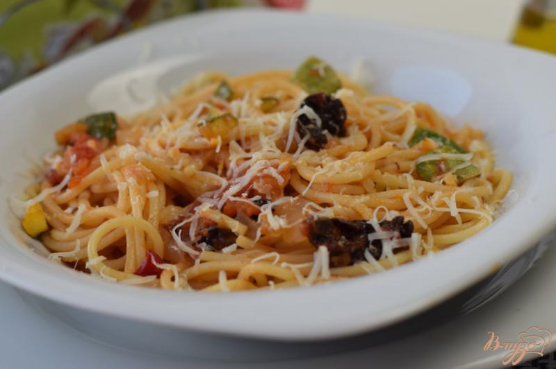Фото приготовление рецепта: Спагетти с вялеными помидорами и кабачками шаг №6