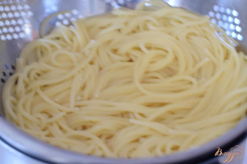 Фото приготовление рецепта: Спагетти с вялеными помидорами и кабачками шаг №4