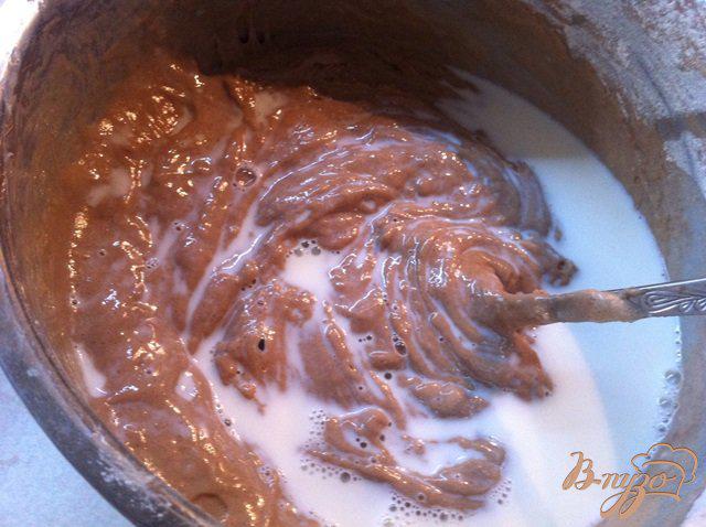 Фото приготовление рецепта: Шоколадный бисквит с пудингом шаг №5
