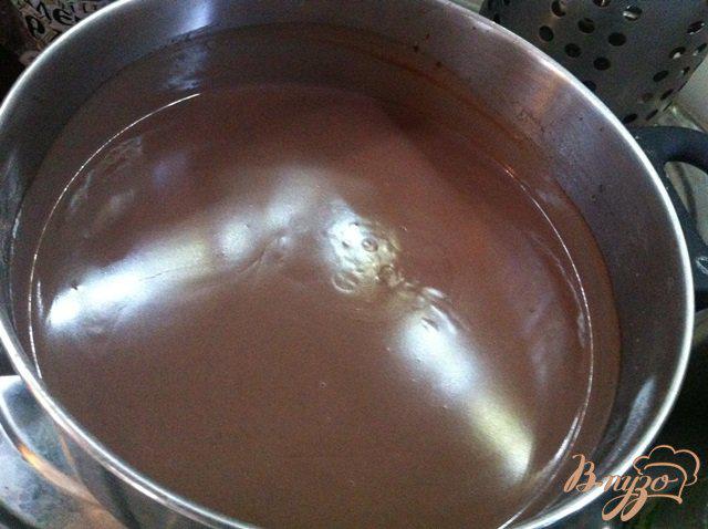 Фото приготовление рецепта: Шоколадный бисквит с пудингом шаг №7