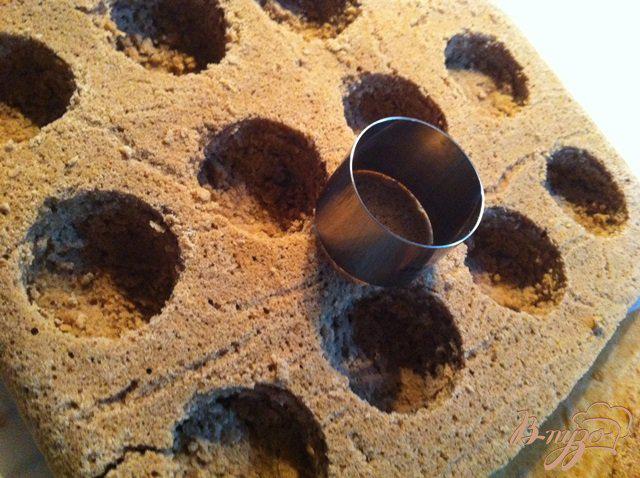 Фото приготовление рецепта: Шоколадный бисквит с пудингом шаг №8