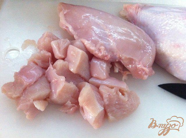 Фото приготовление рецепта: Куриное филе с моцареллой и помидорами шаг №2