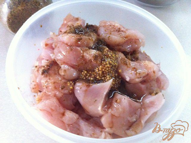 Фото приготовление рецепта: Куриное филе с моцареллой и помидорами шаг №3