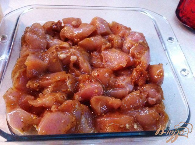 Фото приготовление рецепта: Куриное филе с моцареллой и помидорами шаг №7