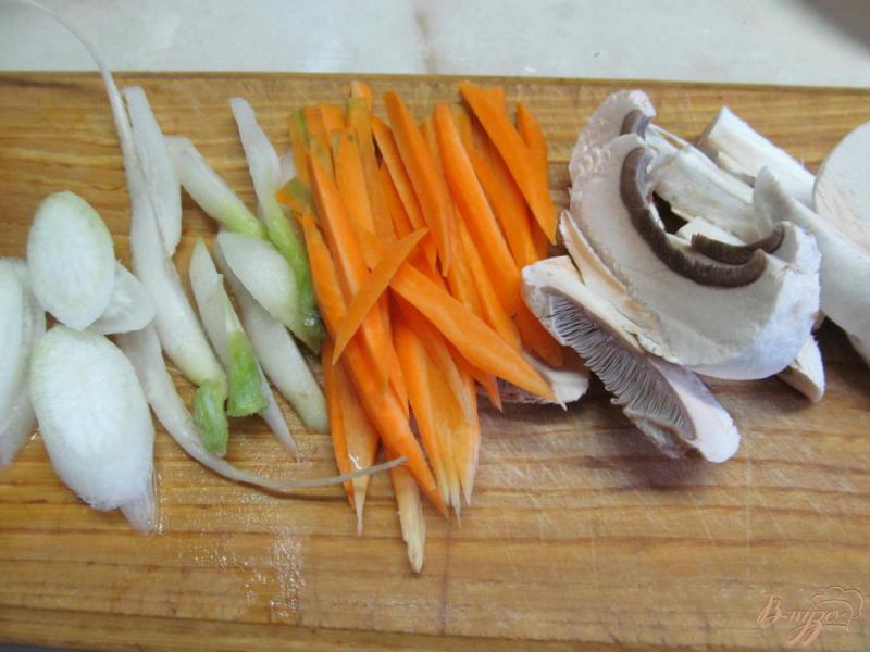 Фото приготовление рецепта: Сырой салат с соусом из йогурта шаг №4