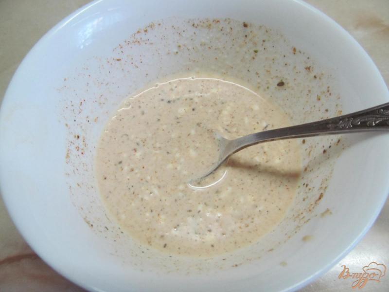 Фото приготовление рецепта: Сырой салат с соусом из йогурта шаг №3