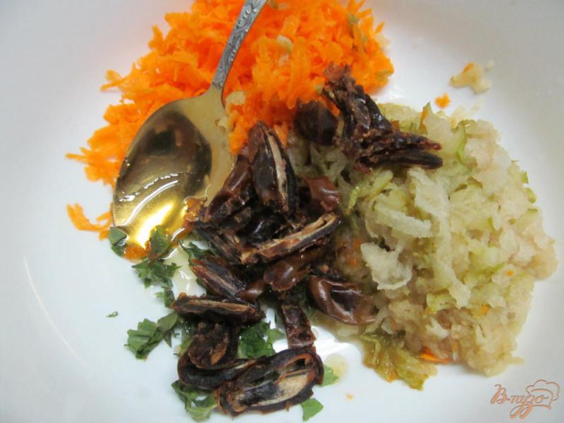 Фото приготовление рецепта: Салат из моркови с финиками шаг №4