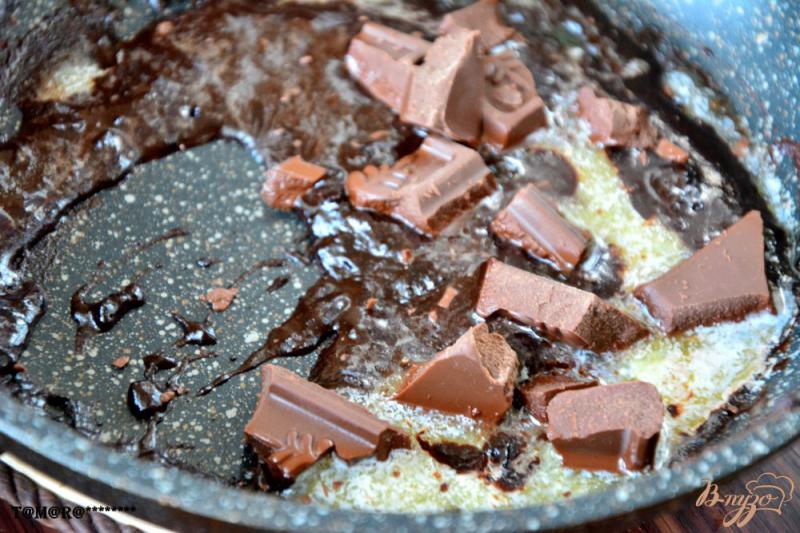 Фото приготовление рецепта: Песочный пирог с шоколадной глазурью шаг №8
