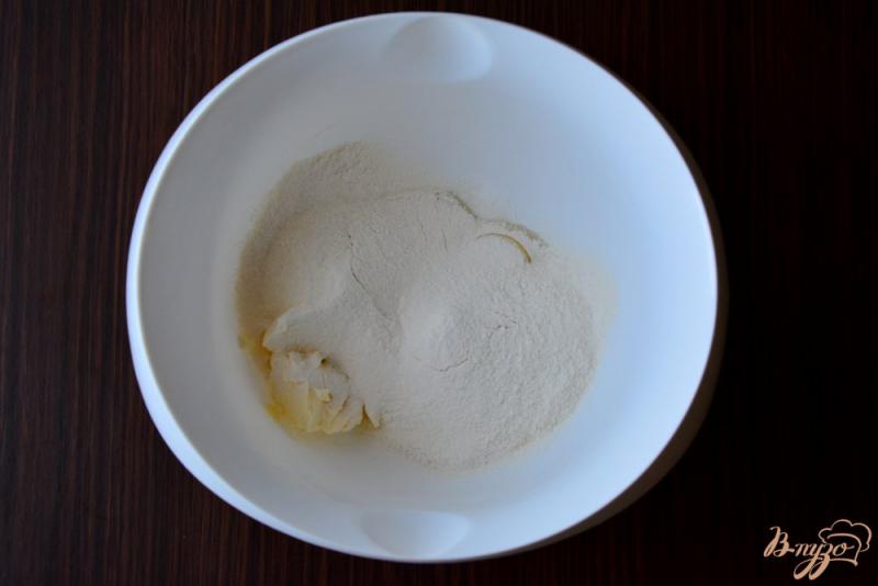 Фото приготовление рецепта: Песочный пирог со свежей малиной шаг №2