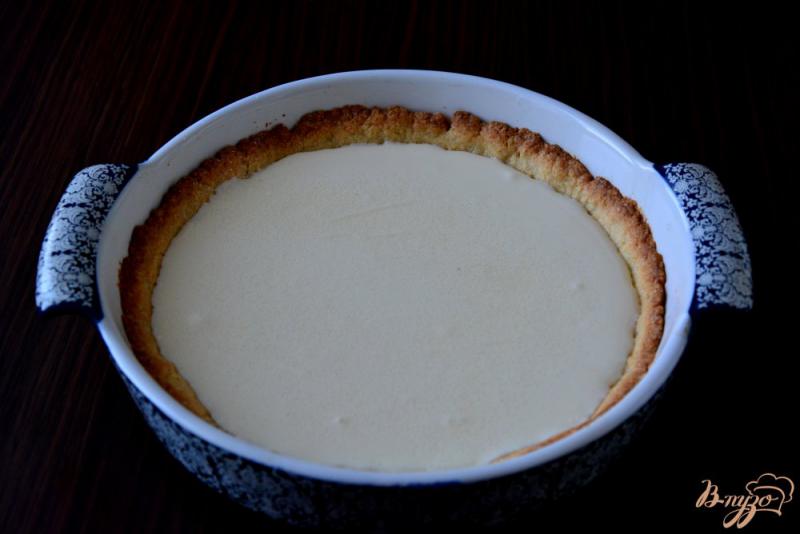 Фото приготовление рецепта: Песочный пирог со свежей малиной шаг №6