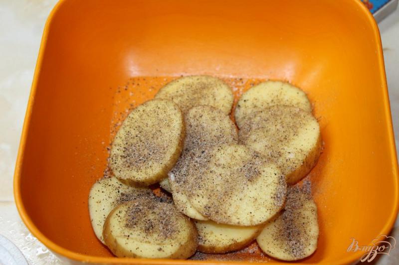 Фото приготовление рецепта: Картофель запеченный с аджикой и салом шаг №2