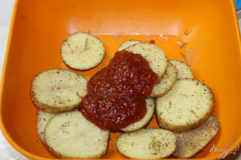 Фото приготовление рецепта: Картофель запеченный с аджикой и салом шаг №3