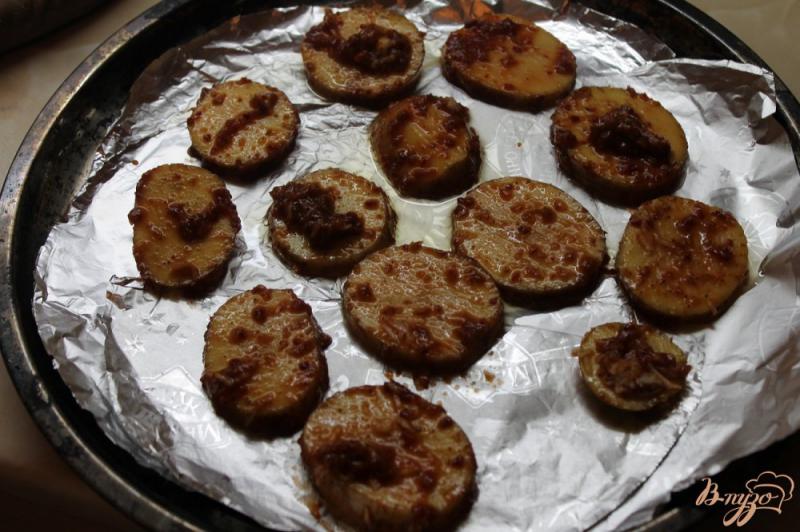Фото приготовление рецепта: Картофель запеченный с аджикой и салом шаг №4