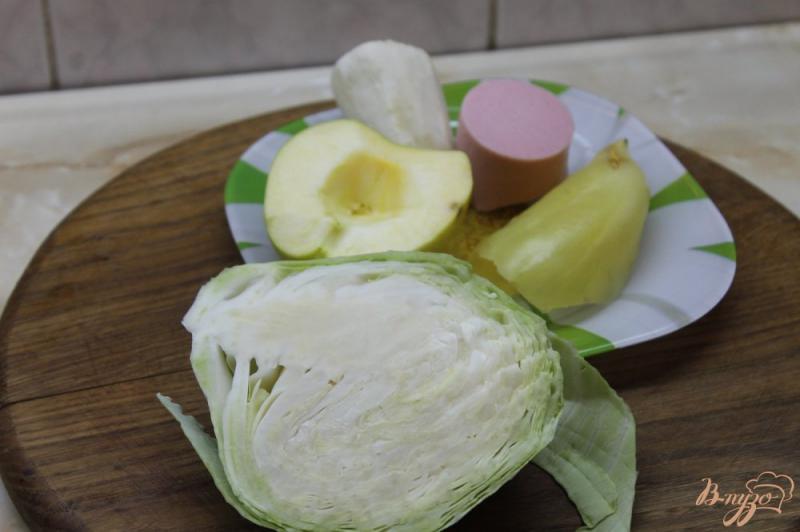 Фото приготовление рецепта: Салат с капусты и яблок с колбасой шаг №1