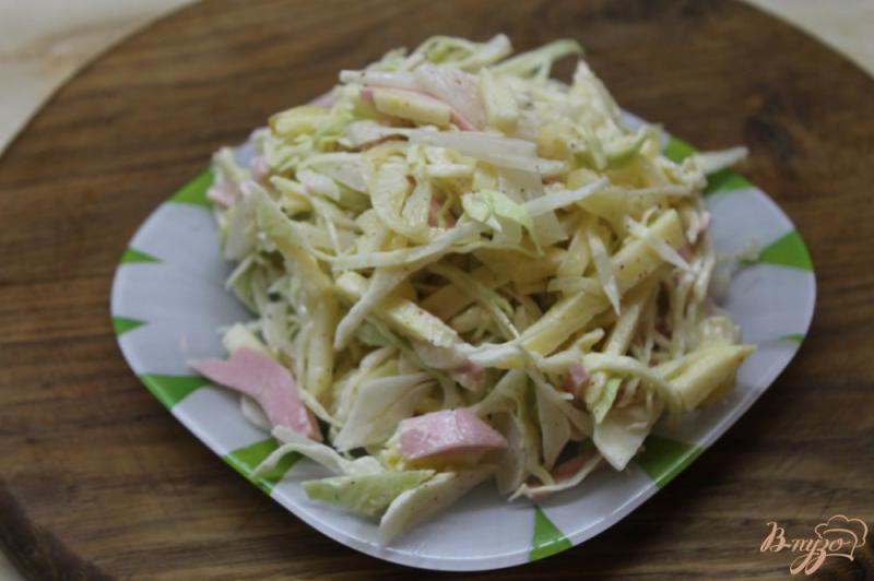Фото приготовление рецепта: Салат с капусты и яблок с колбасой шаг №6