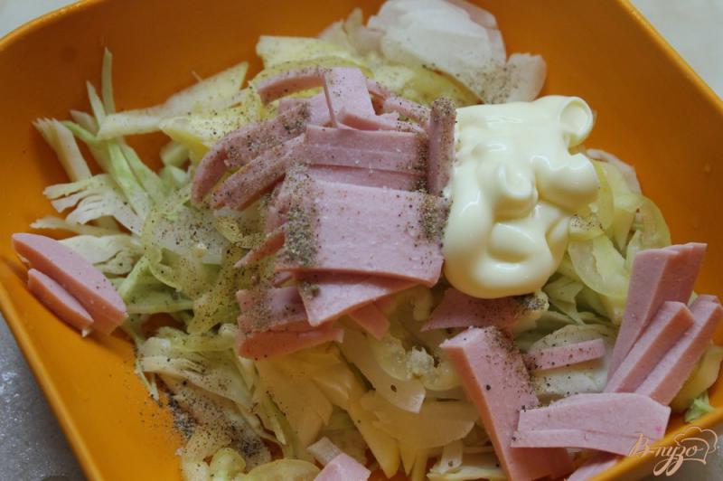 Фото приготовление рецепта: Салат с капусты и яблок с колбасой шаг №5