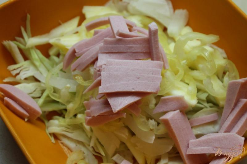 Фото приготовление рецепта: Салат с капусты и яблок с колбасой шаг №4