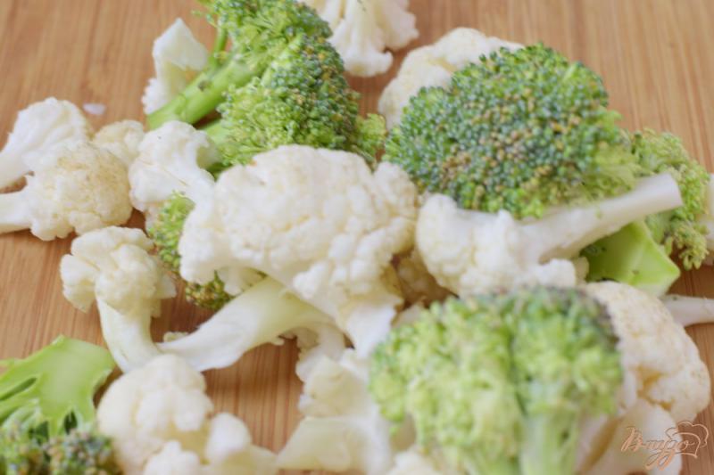Фото приготовление рецепта: Цветная капуста и брокколи под острым соусом из перцев шаг №2