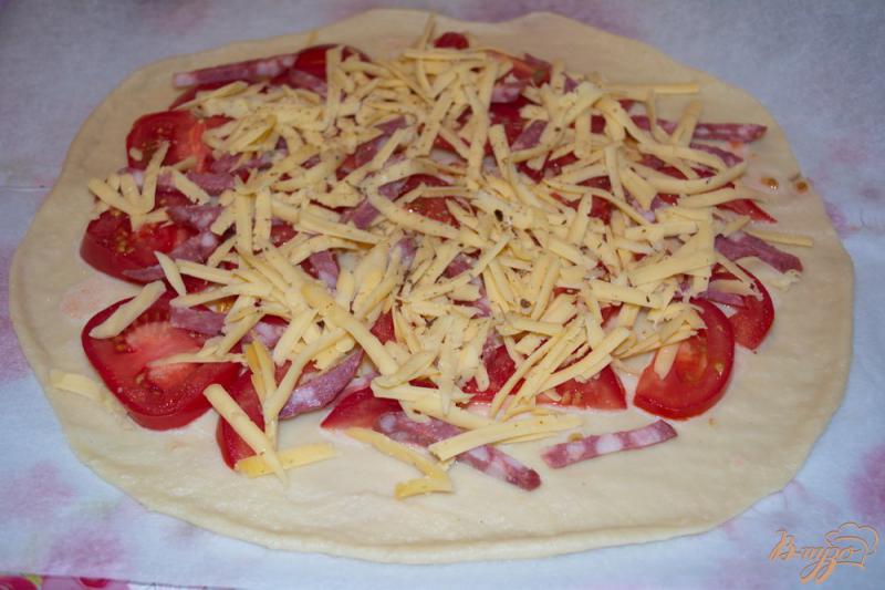 Фото приготовление рецепта: Пицца с ветчиной и помидорами (без томатного соуса) шаг №3