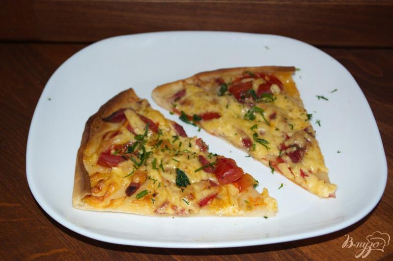Фото приготовление рецепта: Пицца с ветчиной и помидорами (без томатного соуса) шаг №4