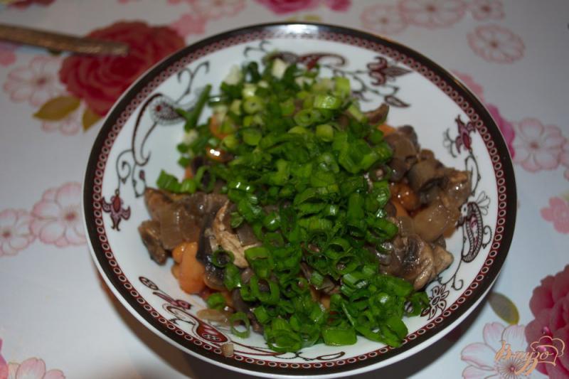 Фото приготовление рецепта: Теплый салат с фасолью и грибами шаг №3